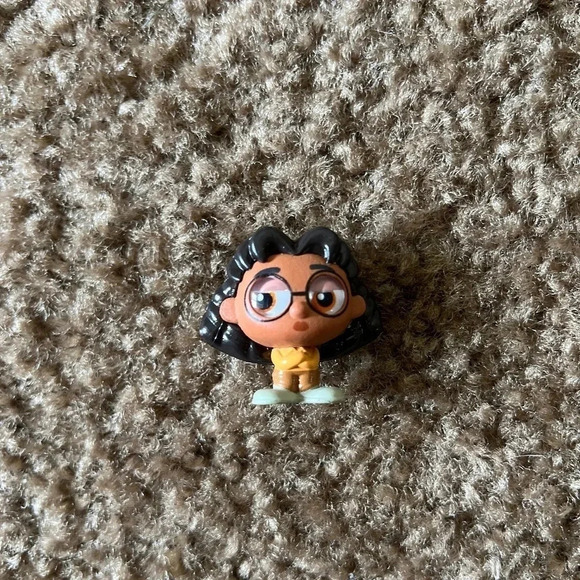 Disney Doorables: Series 8 Figurine – Turning Red – Priya Mangal - Picture 2 of 4